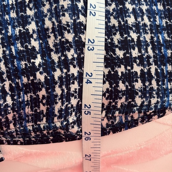 Tahari Blue & White Patterned Sleeveless Buttoned Blouse w/Tie in Front. Size 1X - Picture 10 of 11